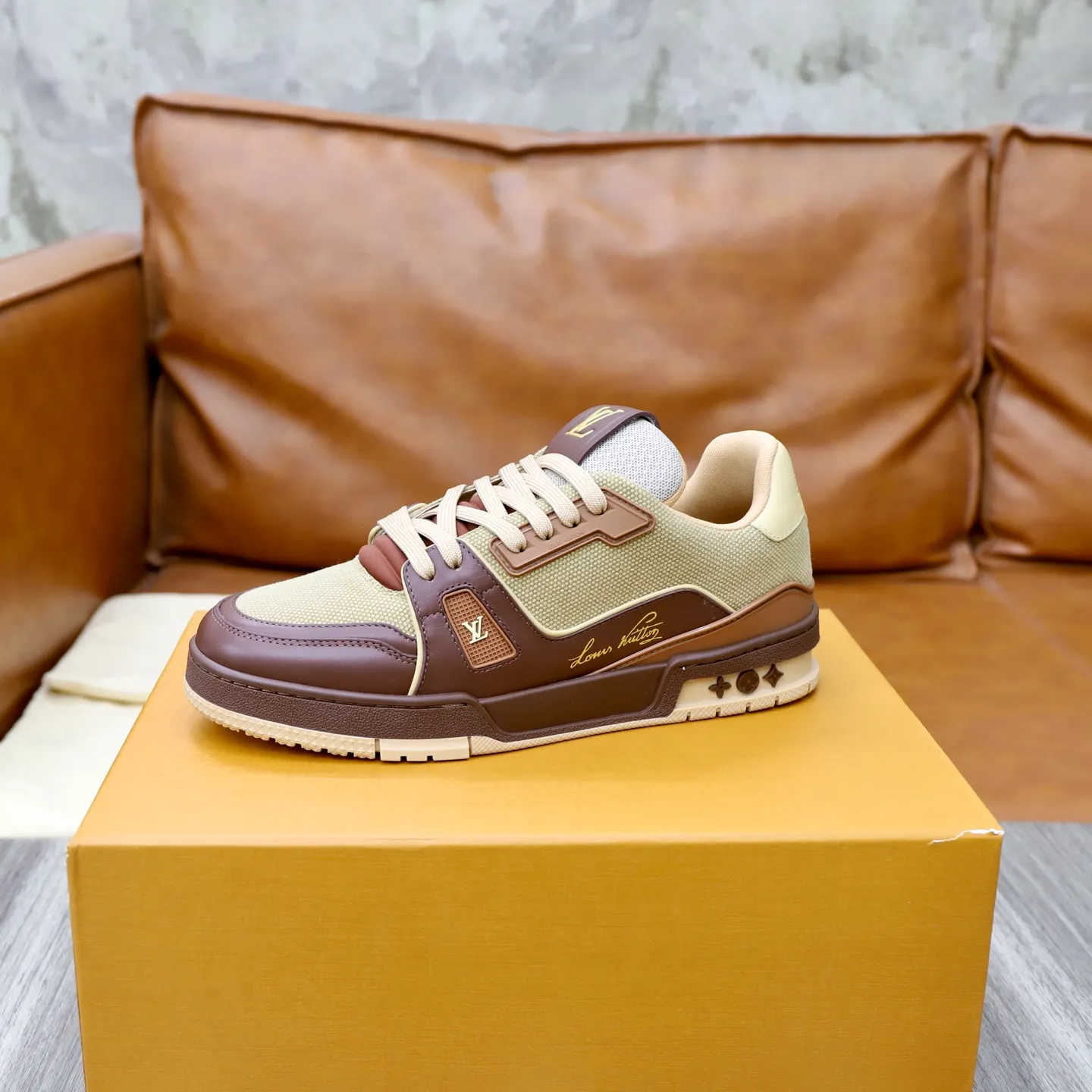 Ex-factory price: 780💰Original development, quality shipping, welcome to compare ❥❥❥❥❥❥LV sneaker series LV Trainer Maxi sneakers introduce the loose silhouette of the ready-to-wear series into the LV Trainer sneaker design written by Virgil Abloh, making an eye-catching appearance in the spring and summer men's wear shows. The cow leather upper is combined with rough fabric laces, and colorful beading highlights the brand's classic elements. LV letters mark the tongue and Monogram floral outsole. Mixed materials Made of first-layer cowhide, wrapped in imported custom-printed denim, thick shoelace design, large Monogram print on the side, "lv 54" badges on the tongue and heel, rubber outsole decorated with Monogram flowers, mesh lining and cotton feet, the comfort is as extreme as ever, premium heritage, quality first, worth owning! Size: 35-40 for women, 39-44 for men (custom-made sizes 38 and 45 are non-refundable)